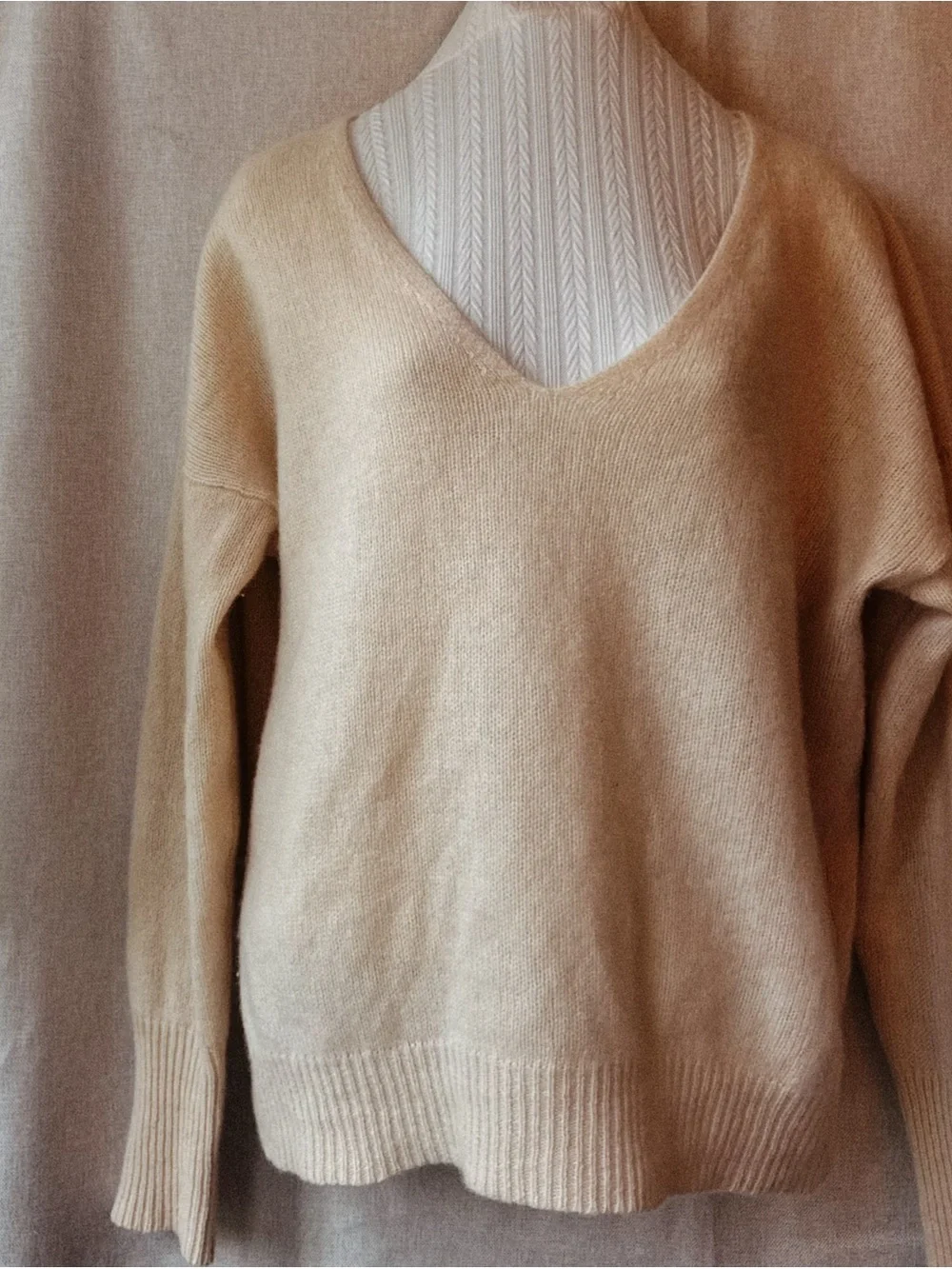 🍮 100% Cashmere • 360Cashmere • Dulce de Leche Cheesecake • Vanilla Cream V-Neck - Picture 10 of 11
